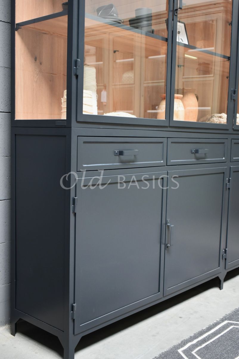 Detail van Apothekerskast Ferro  Oak, 4 deuren, RAL7021, grijs, zwart, materiaal staal